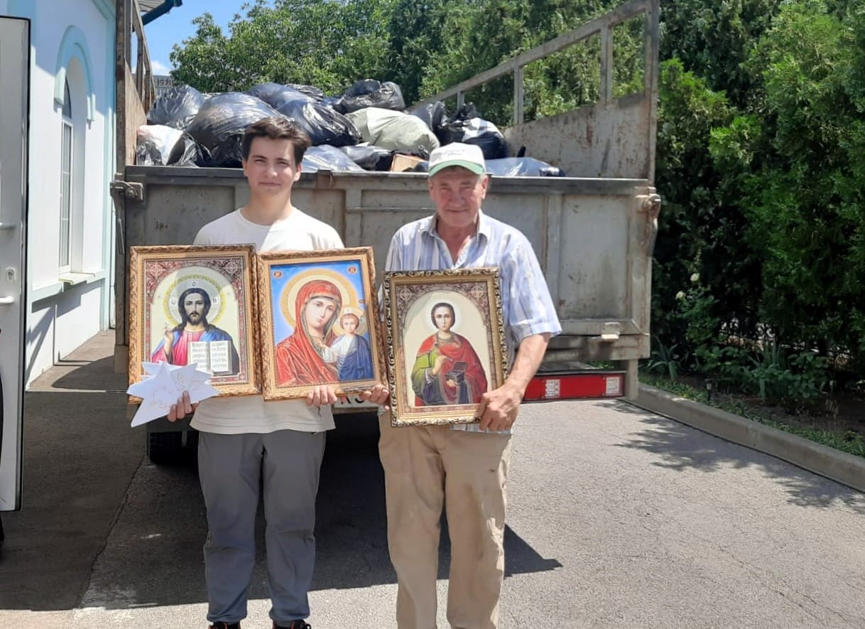 Добровольцы и сотрудники Троицкого храма г. Ростова-на-Дону передали  вещевую помощь БФ «Добрый ангел»